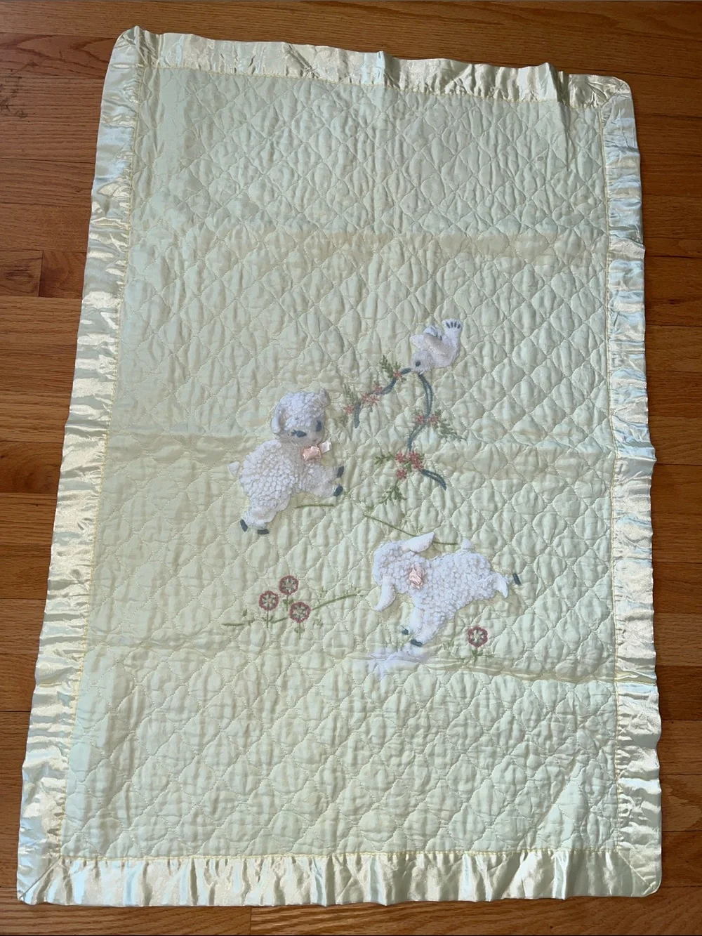 Vtg Satin Edge Pale Yellow Baby Crib Blanket Sheep Nursery 39” X 26.5” **READ**